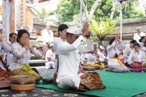 Purnama Kedasa, Polres Klungkung Laksanakan Persembahyangan Bersama di Pura Mandara Kusuma