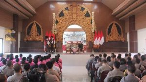 Polres Klungkung Gelar Seminar Semangat Hidup Sehat dan Bahagia dari Jro Dalang Cenk Blonk