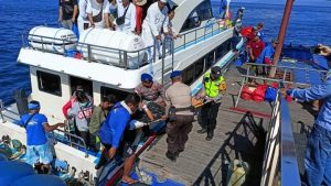 Saat Pengamanan, Sat Polairud Polres Klungkung Bantu Warga yang Sakit Turun dari Kapal Boat