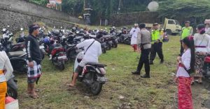 Hadir di Tengah Masyarakat, Bhabinkamtibmas Desa Gunaksa Atensi Pujawali di Pura Pusat Kawitan Ki Mantri Tutuan