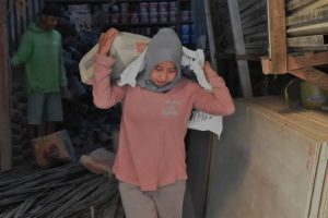 Gerak Cepat Dandim 1408/Mks, Viral Seorang Gadis Menjadi Buruh Bangunan