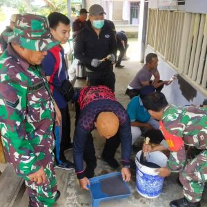 Peduli Rumah Ibadah, Babinsa 1202-01/Bky Bersama Masyarakat Gotong – royong Pengecatan Rumah Ibadah