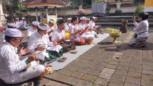 Mewakili Kapolres Klungkung, Kasubbag Binkar ikuti Persembahyangan Bersama di Pura Jagatnatha