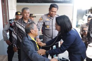 Sambut Hari Bhayangkara ke -77, Kapolres Klungkung Laksanakan Bakti Kesehatan dan Anjangsana