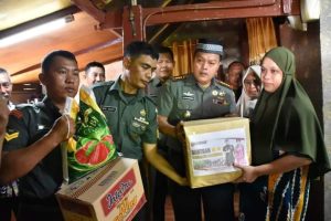 Kepedulian Dandim 1408/Mks menyambangi anak seorang warga yang menderita radang usus yang tak kunjung sembuh