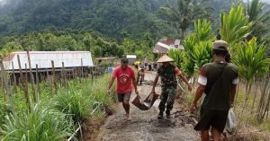 Babinsa Kelurahan Gurabunga Bersama Warga Gotong Royong perbaikan Jalan Tani