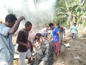 Penuh Semangat, Babinsa Bantu Warga Bangun Pondasi Rumah