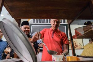 Ganjar Video Call Wali Kota Bekasi, Sampaikan Aspirasi Para Pedagang Bakso