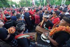 Ribuan Warga Serbu Ganjar di Bali, Bule Pun Ikut Mengejar Minta Selfie