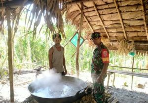 Babinsa Jalin Komsos Bersama Warga Pembuat Gula Aren