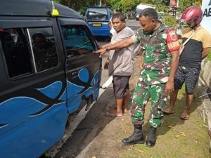 Babinsa Koramil 01/Tidore Bantu Warga Kecelakaan Lakalantas