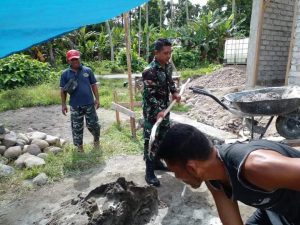 Babinsa Koramil Oba Bantu Plester Dinding Rumah Warga Binaan