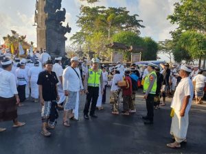 Polres Klungkung Ploting Personel Laksanakan Pengaman Melasti di Pantai Watuklotok