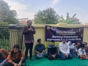 Pengurus Karang Taruna RW 10 Kel. Bekasi Jaya Santuni Yatim/Dhuafa Yayasan Pilar Ilmu