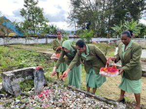 Peringati HUT Persit ke 77, Persit KCK Kodim 1702/JWY Melaksanakan Ziarah ke Taman Makam Pahlawan