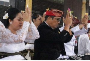 Bupati Tabanan Pimpinan Sembahyang Sradha Bhakti Pengantar di Pura Besakih