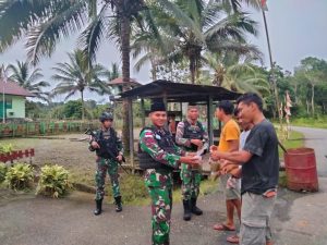 Berkah Ramadhan, Satgas Yonif 132/BS Bagikan Takjil Gratis Kepada Masyarakat Di Perbatasan