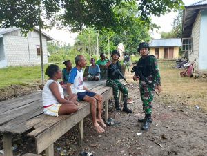 Canda Tawa Satgas Yonif 132/BS Dengan Masyarakat Kp. Yamara