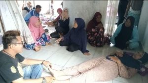 Warga Anjir KM.18 Desa Simpang Jaya Antusias Ikuti Therapi Masal Therapi Totok Syaraf Abu Syifa