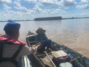 Jum’at Berkah Personil Sat Polairud Polres Batola Berbagi Sembako Kepada warga masyarakat Perairan Kab. Batola