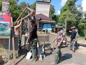 Dibawah Terik Matahari, Satgas TMMD Bersama Warga Hapulang Tetap Semangat Bangun Poskampling