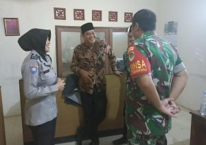 Sinergitas Polwan Bhabinkamtibmas Polsek Sukahaji dan Babinsa Sambangi Tokoh Agama