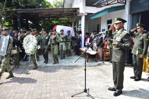 Gubernur Akademi Militer Memimpin Upacara Pemberangkatan Pemakaman Mayjen TNI (Purn) H. Mulchis Anwar