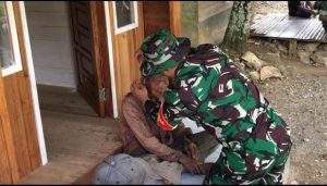 Dansatgas TMMD ke-116 Kodim 1002/HST Serahkan Alat Bantu Pendengaran