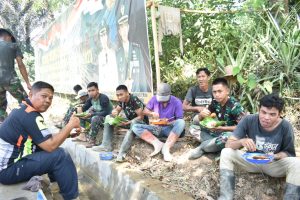 Indahnya Kebersamaan Makan Siang Bersama Warga Di Lokasi TMMD