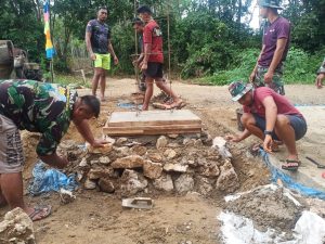 TNI Bangun Tugu TMMD Ke—16 Di Desa Hapulang