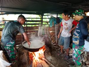 Isi Waktu Luang, Satgas TMMD Komsos Dengan Pembuat Gula Merah