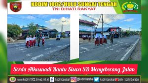 Babinsa Koramil 08/Labuan Amas Utara Bantu Sebrangkan Jalan Siswa SD Ke Sekolah