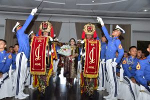 Ibu Dwi Erwin Djatniko di Kukuhan Menjadi Ibu Asuh Taruna Akademi Militer