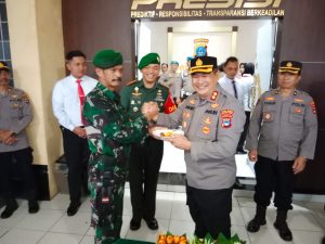 Dibawah Guyuran Hujan, Kodim 1002/HST Berikan Kejutan Kepada Kapolres HST