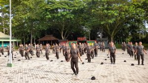 Anggota Kodim 1002/HST Jalan Santai Bina Kebugaran dan Kesehatan Badan