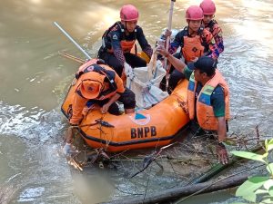 Kodim 1002/HST Gotong-royong Bersama Masyarakat Hulu Sungai Tengah Babarasih Sungai Barabai