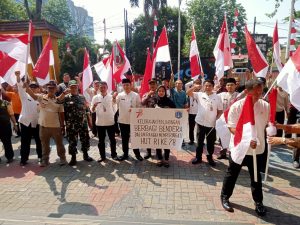 AKP Sugiarto Kanit Binmas Polsek Metro Penjaringan Hadiri Acara Gelar Pembagian Bendera Merah Putih Kepada Pengurus RT dan RW