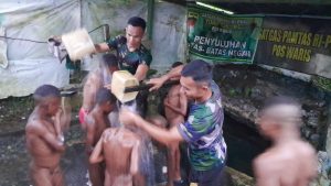 Keseruan Satgas Yonif 122/TS Mandi Bersama Anak-anak Perbatasan Papua Di Mata Air Kampung Waris