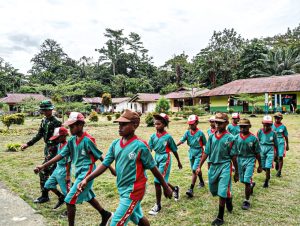 Menyambut Hari Kemerdekaan 17 Agustus Ke-78 Satgas Yonif 122/TS Latihakan PBB Di Sekolah Dasar Wembi, Papua