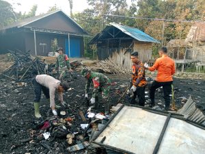 Anggota TNI-Polri HST Bersama Stakeholder Bersihkan Puing Sisa Kebakaran Rumah