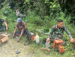 Solidaritas Satgas Yonif 122 / TS Bersama Warga Bersihkan Lingkungan Kampung