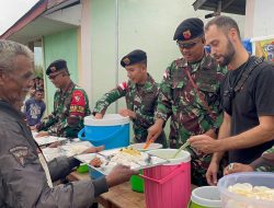 Satgas Yonkav 6 Bagikan Makanan Gratis  Bersama YouTuber My Trip My Viar