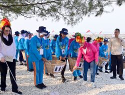 Ibu Iriana Nampak Bersihkan Pantai Surabaya Bersama OASE KIM