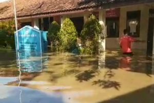 Desa Pekauman Terendam Banjir Akibat Luapan Sungai Cisanggarung