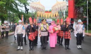Kapolda Sulsel: Irjen Pol Setyo Boedi Moempoeni Disambut Tradisi Angngaru dan Tari Padduppa