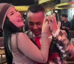 Netizen Komentari Hotman Paris Saat Berdansa Dengan Dinar Candy