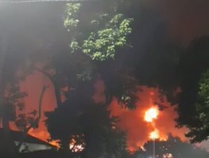 Gudang Limbah Plastik Hangus Terbakar, Asap Hitam Menyelimuti Langit