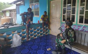 Satgas Yonif 132/BS Sambangi Rumah Salah Satu Tokoh Pemuda Distrik Waris