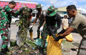 Wujud Nyata Kepedulian Prajurit Wamena, Kodim 1702/JWY Ajak Masyarakat Bersihkan Jalan