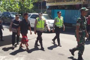 TNI-Polri Atensi Kegiatan Keagamaan Pujawali Arya Wang Bang Pinatih Desa Sulang